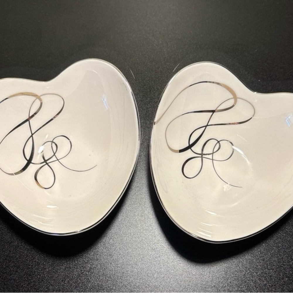 Heart-Shaped Ceramic Dishes with Elegant Design